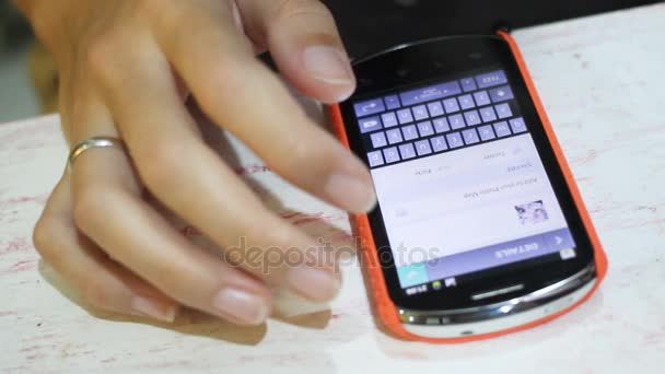 Bangkok, Tayland - 20 Ekim 2012. Smartphone Ekran swiping ve bir şey işlemi sistem menüsünde seçme kadın. — Stok video