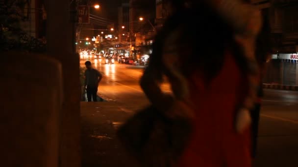 Bangkok, Thailand - 20 oktober 2012. Tieners in de nacht straten van Bangkok. Nachtleven op straat. — Stockvideo