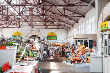 Vyborg, Rusya - Ağustos 11, 2009. Eski pazar alıcılar. Sebze, meyve, oyuncak ve Hediyelik eşya eroinle.