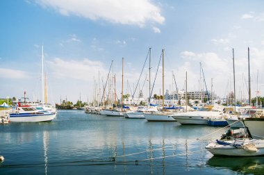 Deniz port El Kantaoui, Tunus. İskeleye demirlemiş birçok yatlar.