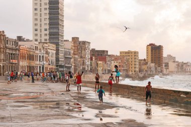Havana, Küba - 10 Şubat 2008. Gün batımından sonra fırtına ünlü setin mesire Malecón, insanlarla tanışmak.
