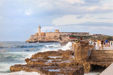 Havana, Küba - 10 Şubat 2008. Kale ve El Morro lighthouse girişinde defne Havana'nın içinde. Gün batımından sonra fırtına ünlü setin mesire Malecón, insanlarla tanışmak.