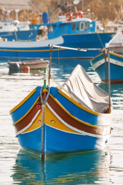 Akdeniz geleneksel renkli tekneler luzzu. Balıkçı köyü güney doğusunda Malta. Erken kış sabahı Marsaxlokk, Malta.