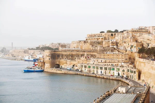Mattinata nebbiosa a Malta. Vista su La Valletta . — Foto Stock
