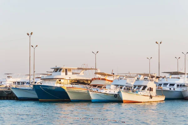 Muchos yates amarrados al muelle. Hurgada, Egipto . — Foto de Stock