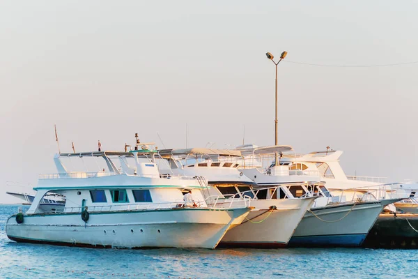 Many yachts moored to the pier. Hurgada, Egypt. — Stock Photo, Image