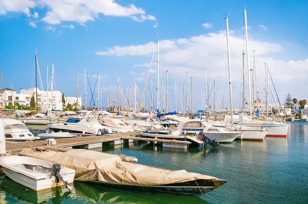 Sea port El Kantaoui, Tunisia. Many yachts moored to the pier. — Stock Photo, Image
