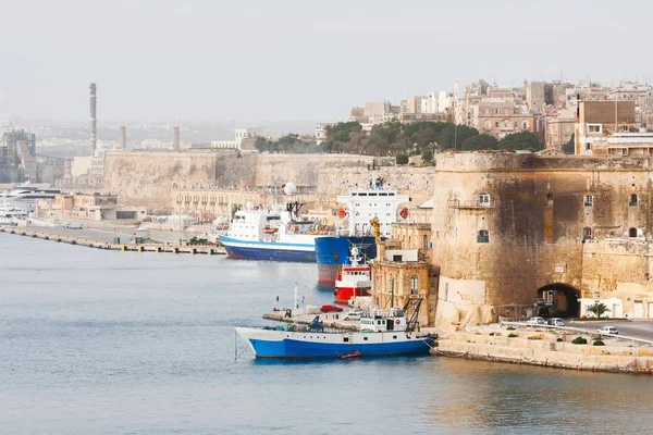 Mattinata nebbiosa a Malta. Vista su La Valletta . — Foto Stock