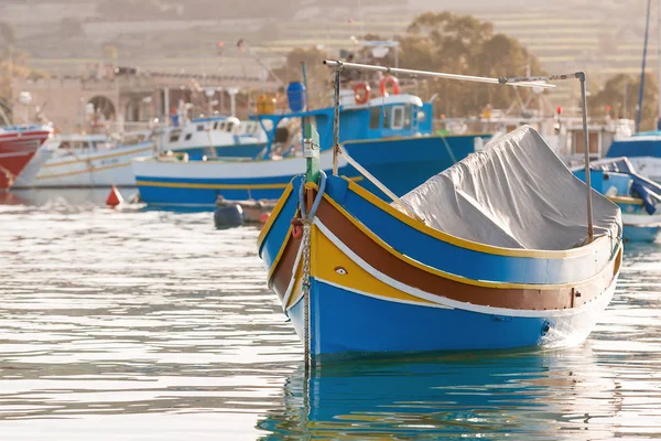 Mediterráneo tradicionales botes coloridos luzzu. Pueblo de pescadores en el sureste de Malta. Temprano en la mañana de invierno en Marsaxlokk, Malta . — Foto de Stock