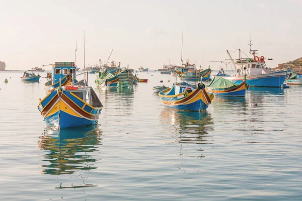 Středomořské tradičních barevných člunů luzzu. Rybářské vesnice v jihovýchodní části Malty. Brzy zimní ráno v Marsaxlokku, Malta. — Stock fotografie