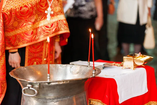 Il font con le candele per il battesimo dei bambini nella Chiesa Ortodossa . — Foto Stock