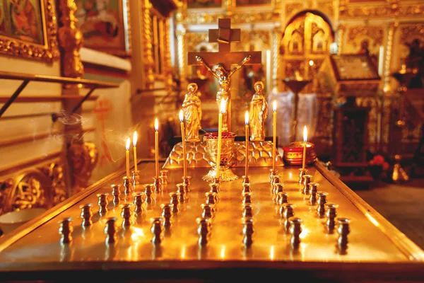 Золотой подсвечник в православной церкви. Символический православный золотой крест с распятием Иисуса . — стоковое фото