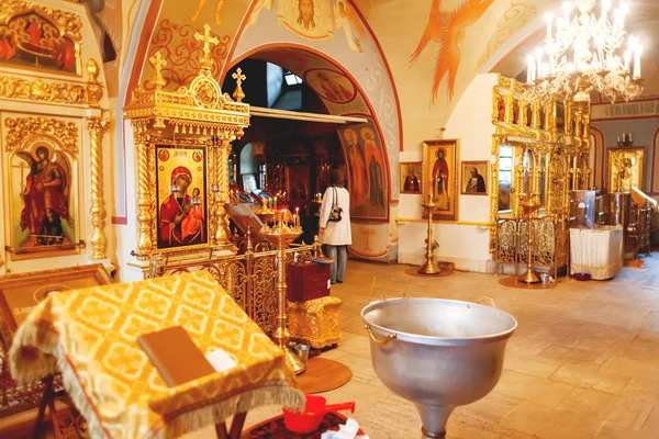 Ortodox templom belsejében. Szimbolikus ortodox arany kereszt a keresztre feszítés, Jézus, arany gyertyafények és egyéb részletek. — Stock Fotó