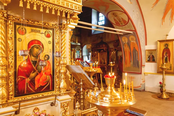 Interior de la iglesia ortodoxa. Cruz simbólica de oro ortodoxo con la crucifixión de Jesús, candelabros de oro y otros detalles . — Foto de Stock