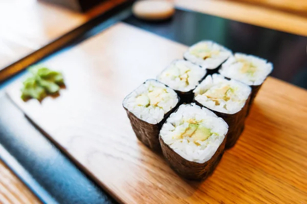 Rollos en algas nori con aguacate, jengibre en escabeche y salsa de soja. Cocina asiática, plato tradicional - sushi . — Foto de Stock