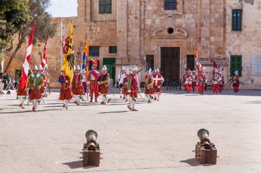 Valletta, Malta - 21 Şubat 2010 - Knights St John canlandırma sırasında sipariş. Turistler çit yerlerden olan performansı izle.