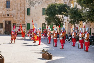 Valletta, Malta - 21 Şubat 2010 - Knights St John canlandırma sırasında sipariş. Turistler çit yerlerden olan performansı izle.
