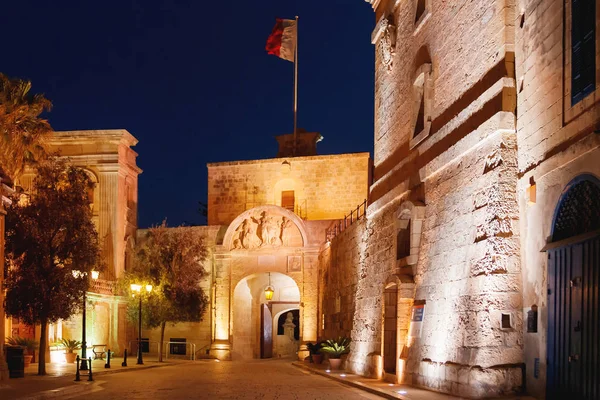 Cidade noturna de Mdina, antiga capital de Malta . — Fotografia de Stock