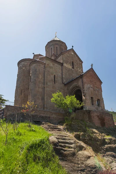 Iglesia Metekhi de la Dormición de la virgen. Monumento famoso en Tiflis, Georgia . — Foto de Stock