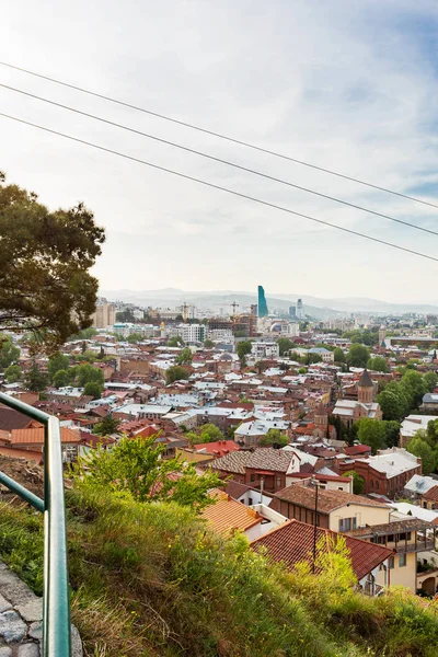 Vista panorámica de Tiflis desde la fortaleza de Narikala . — Foto de Stock