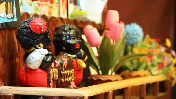 Bangkok, Tayland - 22 Ekim 2012. Sokak Dükkanı dekorasyonu - komik siyah kadın figürleri ve çiçekler. — Stok video