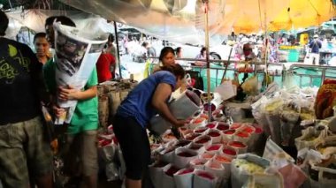Bangkok, Tayland - 20 Ekim 2012. İnsanlar shoping çiçek pazarı üzerinde gider..