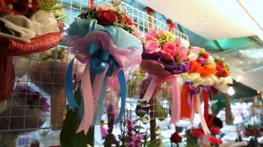 Çiçek pazarı üzerinde buketleri ile vitrin. Düzenlenen gül renkli kağıt, sisal ve kurdele ile süslenmiş. Bangkok, Tayland.