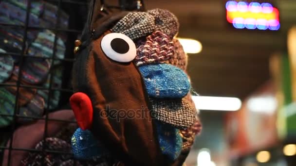 Sprzedaż pamiątek na rynku. Zabawne ryb handmade torba z jasny kolorowy wagi. Bangkok, Tajlandia. — Wideo stockowe