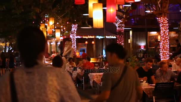 Бангкок, Таиланд - 22 октября 2012 года. Ночная жизнь на дороге Као Сан. Местные жители и туристы сидят в кафе и ресторанах, украшенные красочными лампами и фонарями, прогуливаются по улице . — стоковое видео