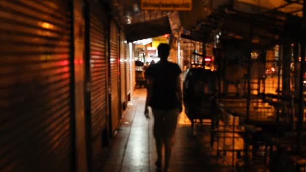 BANGKOK, THAILANDIA - 22 ottobre 2012. Vita notturna su Khao San road. La gente del posto e turisti camminano per strada, i negozi sono già chiusi . — Video Stock