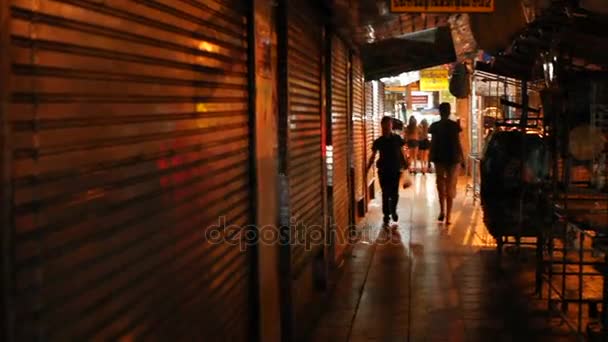 Bangkok, Thaiföld - október 22, 2012. Éjszakai élet a Khao San road. A helyiek és a turisták sétálni az utcán, már zárva shopsare. — Stock videók