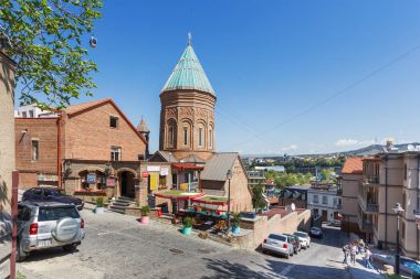 Tiflis, Gürcistan - 1 Mayıs 2017. Tbilisi sokaklarında. Kafe, küçük restoranlar ile şehrin eski kısmı Arnavut kaldırımlı kaldırım ve antika binalar. Katedrali, Saint George (Ahtamar Gevorg), Tbilisi tarihsel çeyreğinde 13. yüzyıl Ermeni Kilisesi