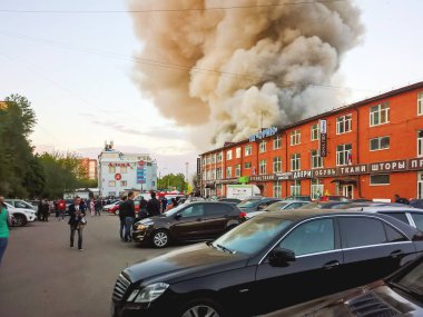 Odintsovo, Rusya - 23 Mayıs 2017. Tren istasyonu yakınında bir alışveriş merkezinde büyük yangın. Mağazaları yasadışı olarak inşa edilmiş binada yanıyor.
