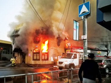 Odintsovo, Rusya - 23 Mayıs 2017. Tren istasyonu yakınında bir alışveriş merkezinde büyük yangın. Mağazaları yasadışı olarak inşa edilmiş binada yanıyor.