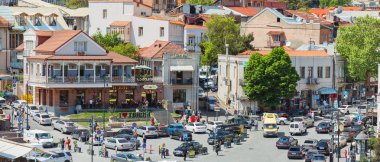 Tiflis, Gürcistan - 1 Mayıs 2017. Eski Şehir Meydanı, Simgesel Yapı Meidan. Pek çok turistik Hediyelik eşya mağazaları, kafe, Restoran.