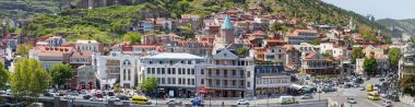 Tiflis, Gürcistan - 1 Mayıs 2017. Eski Şehir Meydanı, Simgesel Yapı Meidan. Pek çok turistik Hediyelik eşya mağazaları, kafe, Restoran.