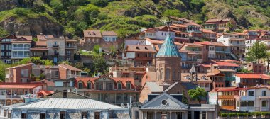 Tiflis, kafe, küçük restoranlar ile şehrin eski kısmı Arnavut kaldırımlı kaldırım ve antika binalar. Katedrali, Saint George (Ahtamar Gevorg), 13. yüzyıl Ermeni Kilisesi Tbilisi tarihsel çeyreğinde. Gürcistan.