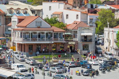 Tiflis, Gürcistan - 1 Mayıs 2017. Eski Şehir Meydanı, Simgesel Yapı Meidani. Pek çok turistik Hediyelik eşya mağazaları, kafe, Restoran.