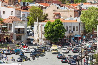 Tiflis, Gürcistan - 1 Mayıs 2017. Eski Şehir Meydanı, Simgesel Yapı Meidani. Pek çok turistik Hediyelik eşya mağazaları, kafe, Restoran.