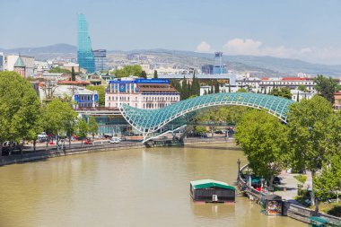 Tiflis, Gürcistan - 1 Mayıs 2017. Narikala kale Panorama manzara. Modern yerler - barış Köprüsü ve Biltmore Hotel Tiflis.