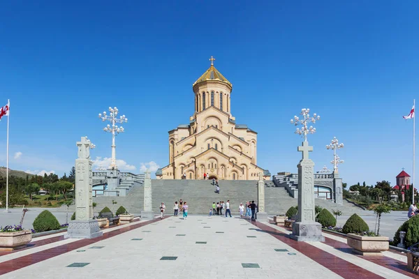 TBILISI, GEORGIA - 1 de mayo de 2017. Turistas cerca de la Catedral de la Santísima Trinidad de Tiflis (comúnmente conocida como Sameba ). — Foto de Stock