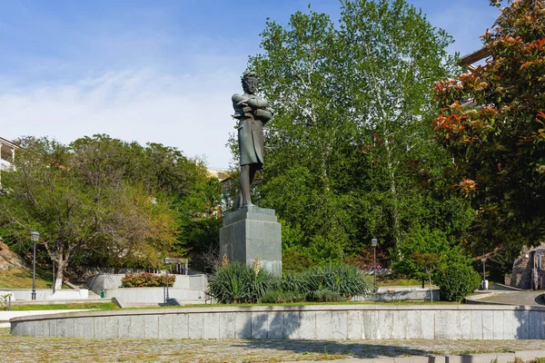 Monument till poeten Nikolai Baratashvili. Tbilisi, Georgien land. — Stockfoto