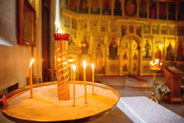 Kandelaar. Details in de orthodoxe christelijke kerk. Rusland. — Stockfoto