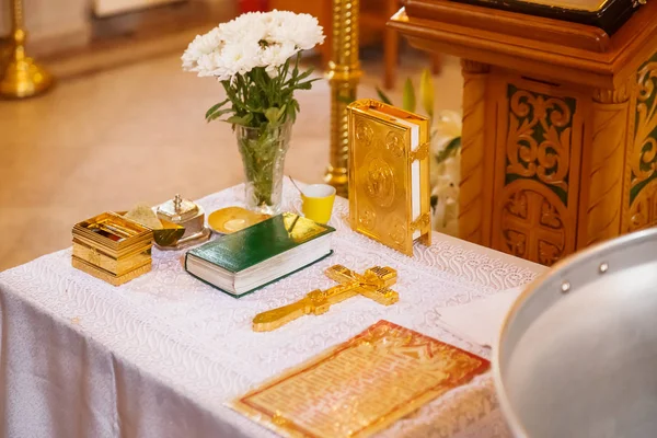 Golden religious utensils - Bible, cross, prayer book, missal. Details in the Orthodox Christian Church. Russia. — Stock Photo, Image