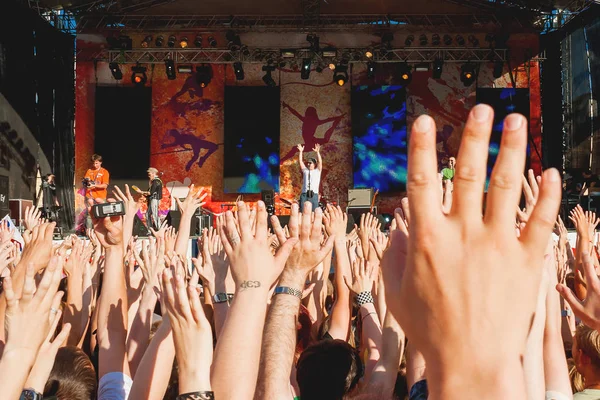 MOSCOW, Oroszország - 2008. július 26. A rajongók felteszik a kezüket a híres orosz együttes, a Chaif koncertjén.. — Stock Fotó