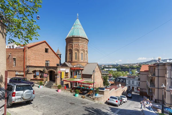 TBILISI, GEORGIA - 1 de mayo de 2017. Calles de Tiflis. Parte antigua de la ciudad con cafetería, pequeños restaurantes, pavimento empedrado y edificios antiguos. La Catedral de San Jorge (Surb Gevorg), iglesia armenia del siglo XIII en el casco histórico de Tiflis —  Fotos de Stock