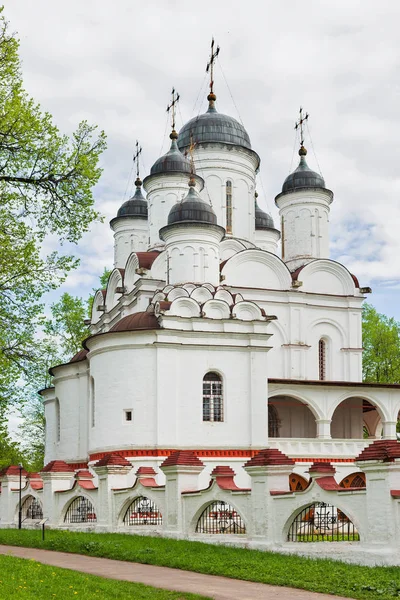 MOSCOW, RUSSIA - May 20, 2017. Transfiguration Cathedral in Bolshie Vyazyomy Manor, estate of princes Golitsyn. The Christian church, was constructed at the end of the XVI century. — Stock Photo, Image