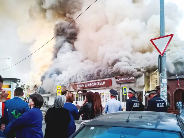 ODINTSOVO, RUSIA 23 de mayo de 2017. Gran incendio en un centro comercial — Foto de Stock