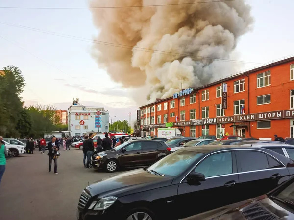 ODINTSOVO, RUSIA 23 de mayo de 2017. Gran incendio en un centro comercial cerca de la estación de tren. Tiendas están ardiendo en el edificio construido ilegalmente . — Foto de Stock