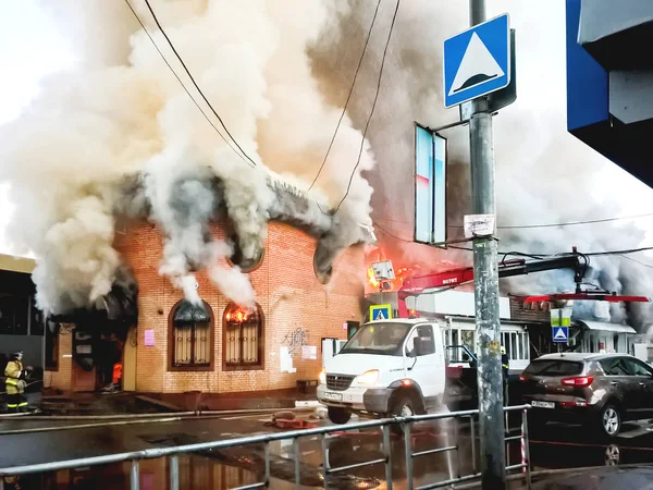 ODINTSOVO, RUSIA 23 de mayo de 2017. Gran incendio en un centro comercial cerca de la estación de tren. Tiendas están ardiendo en el edificio construido ilegalmente . — Foto de Stock